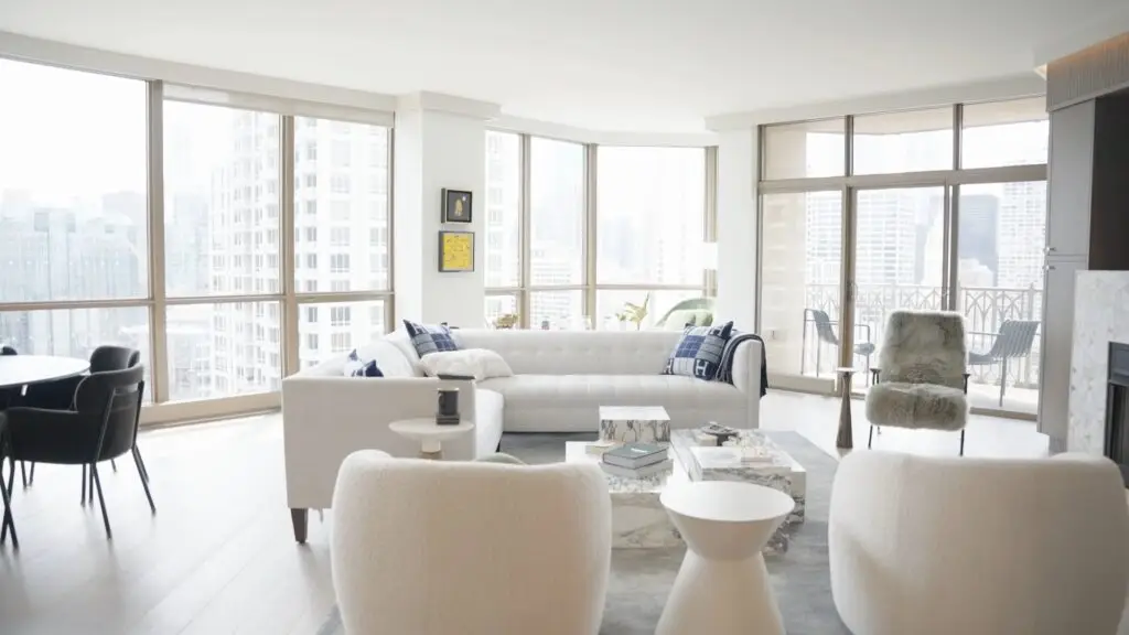 imgi 49 21 E Huron FULL JUNE 29 00 01 32 373